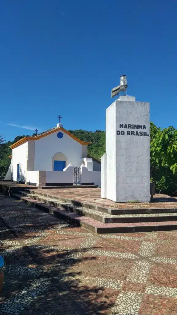O Farol da Ilha dos Frades faz parte do local onde o próprio nome da ilha tem relação com o período colonial no Brasil O Farol da Ilha dos Frades faz parte do local onde o próprio nome da ilha tem relação com o período colonial no Brasil