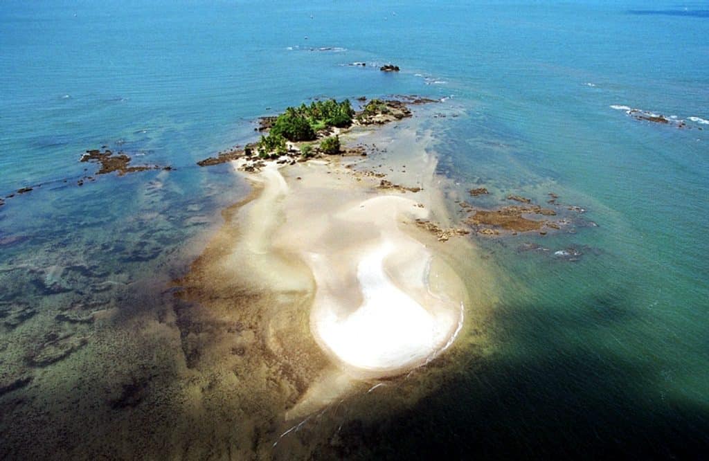 Ilha da Pedra Furada na Baía de Camamu Ilha da Pedra Furada na Baía de Camamu