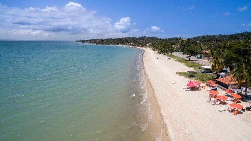 Praia da Ponta de Areia na Ilha de Itaparica Praia da Ponta de Areia na Ilha de Itaparica