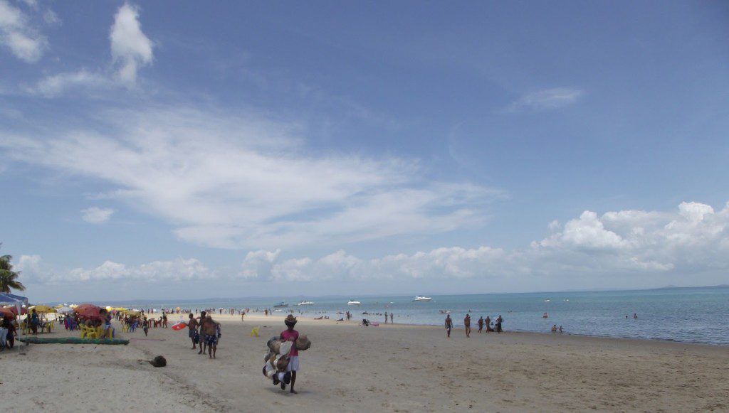Praia Ponta de Areia na Ilha de Itaparica Praia Ponta de Areia na Ilha de Itaparica
