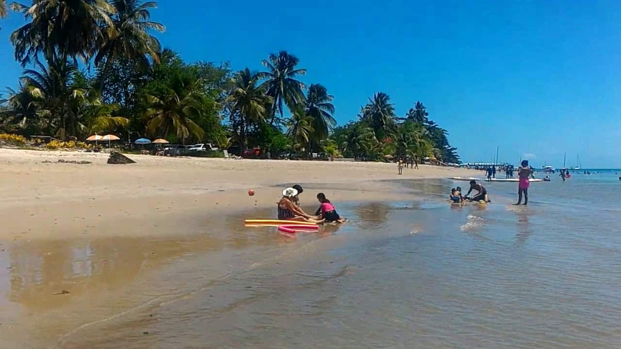 Praia de Cacha-Pregos na Ilha de Itaparica Praia de Cacha-Pregos na Ilha de Itaparica