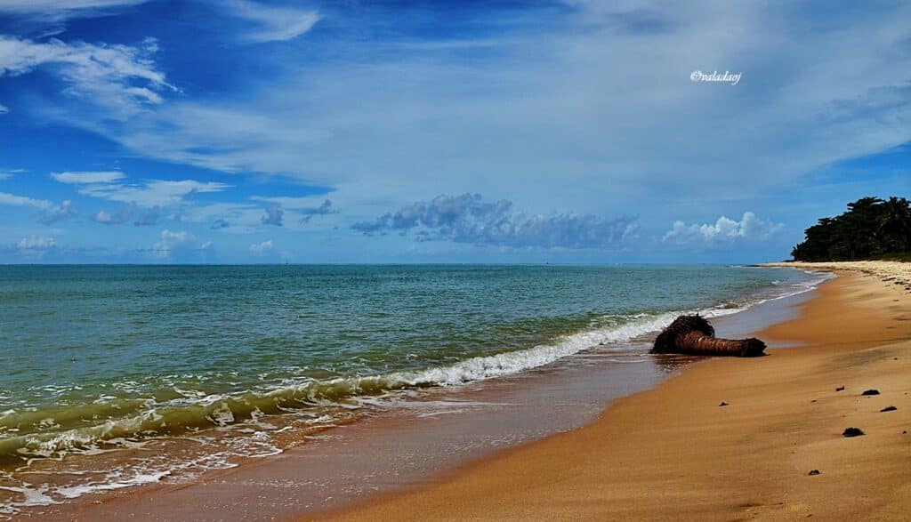 Praia do Rio do Peixe em Prado BA Praia do Rio do Peixe em Prado BA