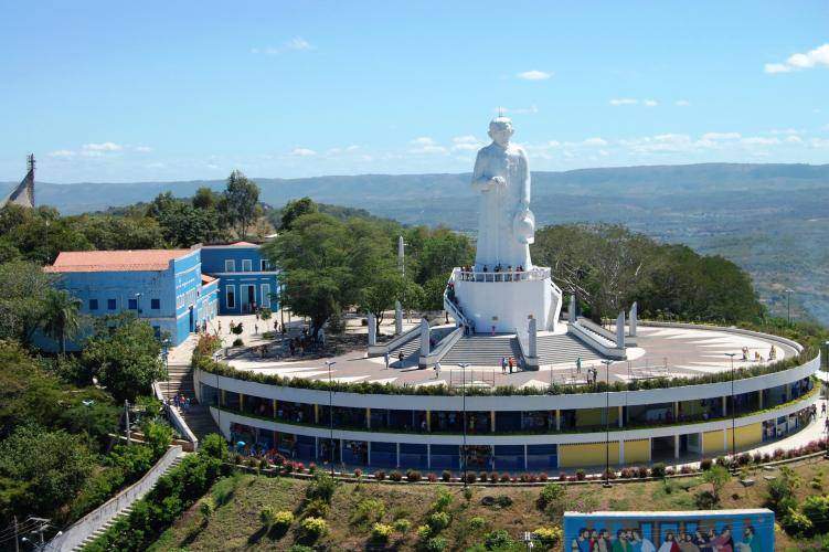 Estátua do Padre Cícero na Colina do Horto ESTÁTUA DO PADRE CÍCERO