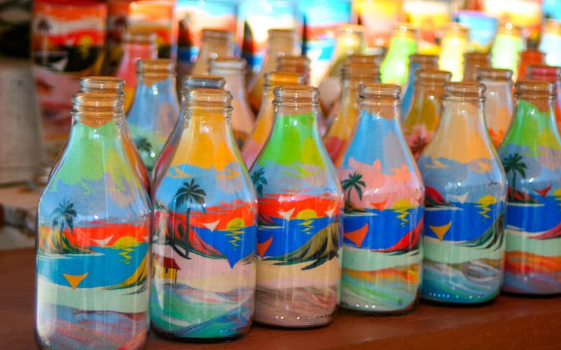Garrafinhas de areia colorida na praia de Majorlândia em Aracati Garrafinhas de areia colorida na praia de Majorlândia em Aracati