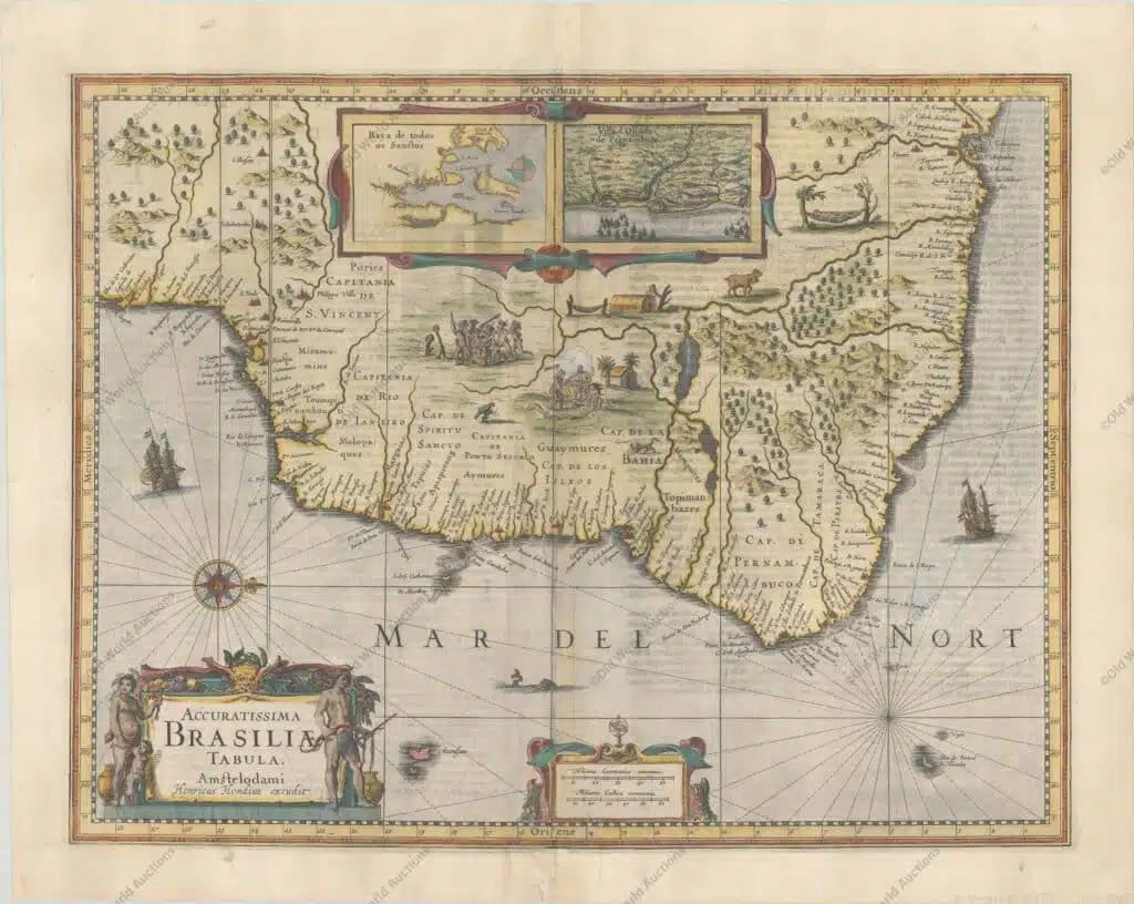 "Accuratissima Brasiliae Tabula", Hondius, Henricus - Magnífica representação do Brasil com o norte orientado para a direita por uma bela rosa dos ventos. O mapa é inserido com duas regiões de interesse holandês na área: Baja de Todos los Sanctos e Pernambuco. O interior é desprovido de informações geográficas, exceto por rios e florestas em grande parte imaginários. Em vez disso, a região está repleta de cenas dramáticas dos povos indígenas, incluindo guerra e canibalismo, e alguns curiosos animais selvagens. As capitanias hereditárias estabelecidas pelos portugueses assinalam-se ao longo da costa. A cartela decorativa do título é ladeada por uma família nativa e os mares são adornados com veleiros, um monstro marinho e uma rosa dos ventos. Texto francês no verso, publicado entre 1639-49. "Accuratissima Brasiliae Tabula", Hondius, Henricus