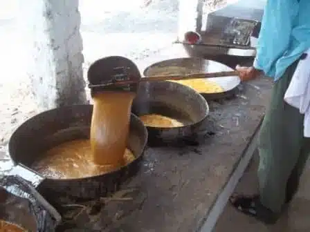 O caldo de cana sendo fervido nos tachos de cobre do jeito artesanal de se fabricar o açúcar desde o século XVI. Essa foto foi tirada no Engenho Mororó no Rio Grande do Norte, engenho este que ainda produz açúcar de forma tradicional. O caldo de cana sendo fervido nos tachos de cobre do jeito artesanal de se fabricar o açúcar desde o século XVI. Essa foto foi tirada no Engenho Mororó no Rio Grande do Norte, engenho este que ainda produz açúcar de forma tradicional.