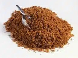 Açúcar mascavo. Sem passar pela etapa de purgação, o açúcar mantém-se nessa cor. Açúcar mascavo. Sem passar pela etapa de purgação, o açúcar mantém-se nessa cor.