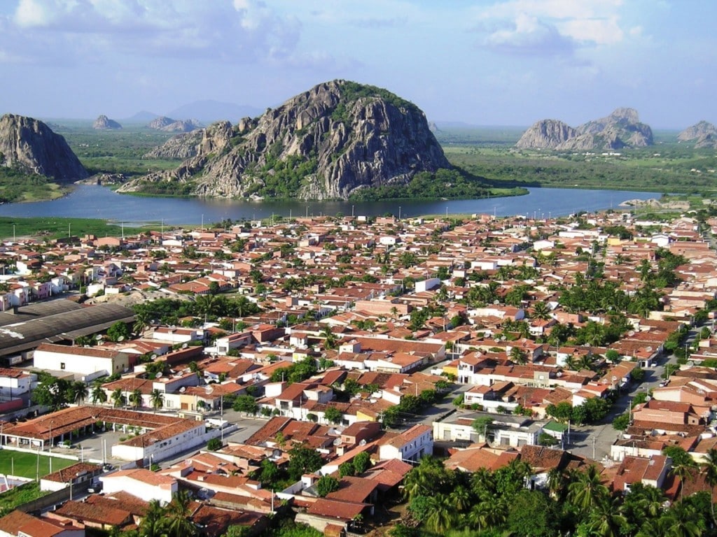 Lago dos Monólitos com vista da Pedra do Cruzeiro Lago dos Monólitos com vista da Pedra do Cruzeiro