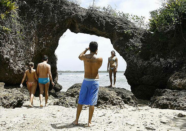 Ilha da Pedra Furada na Baía de Camamu
