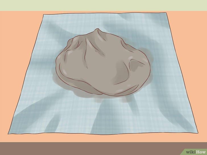 Moldando a argila com as mãos Moldando a argila com as mãos