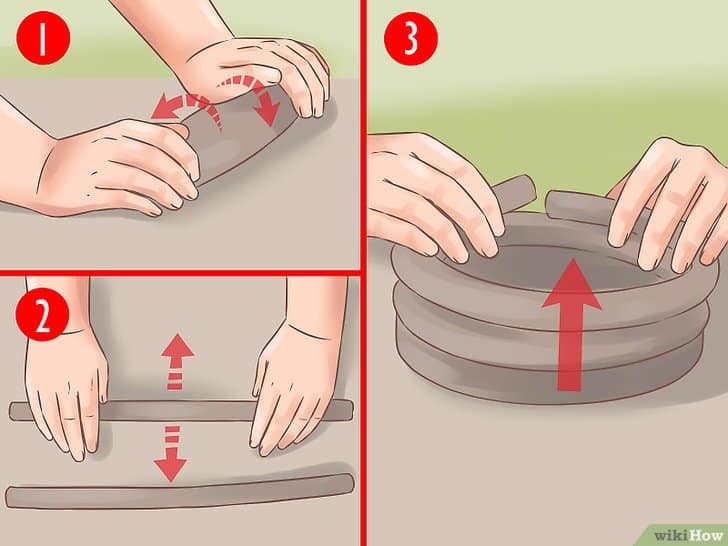 Moldando a argila com as mãos Moldando a argila com as mãos