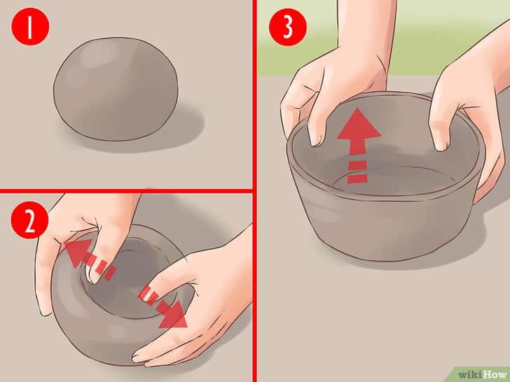 Moldando a argila com as mãos Moldando a argila com as mãos