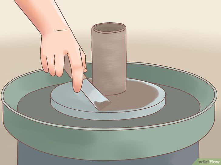 Tire a argila do torno. Tire a argila do torno.