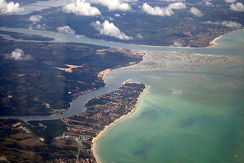 A praia de Maria Farinha é considerada uma das praias mais belas de Pernambuco