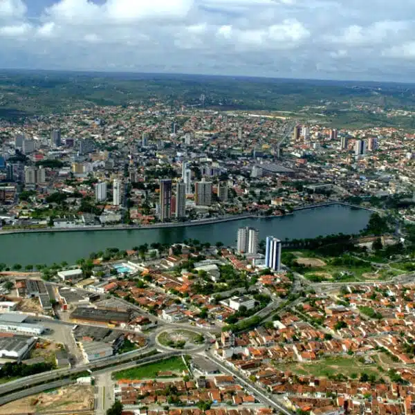 No Interior da Paraíba é prospero e se alternam sertões e serras