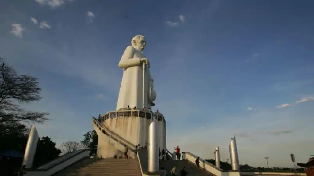 A estátua do Padre Cícero, cartão-postal da região, está localizada na Colina do Horto, em Juazeiro do Norte Estátua do Padre Cícero