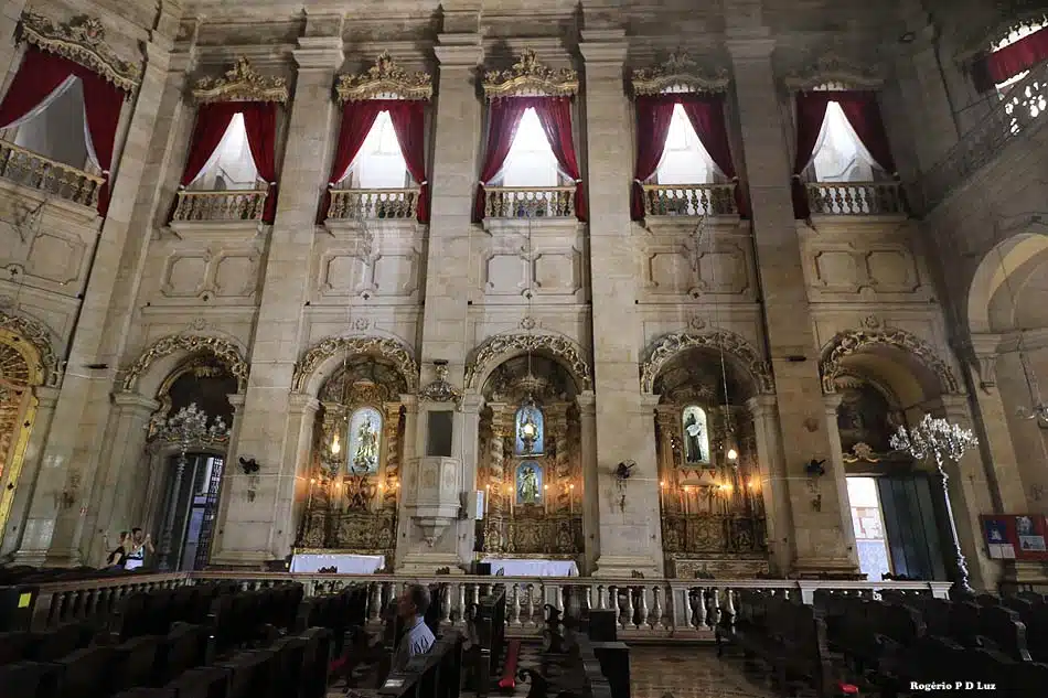 Altares laterais da Basílica Santuário Nossa Senhora da Conceição da Praia Altares laterais da Basílica Santuário Nossa Senhora da Conceição da Praia