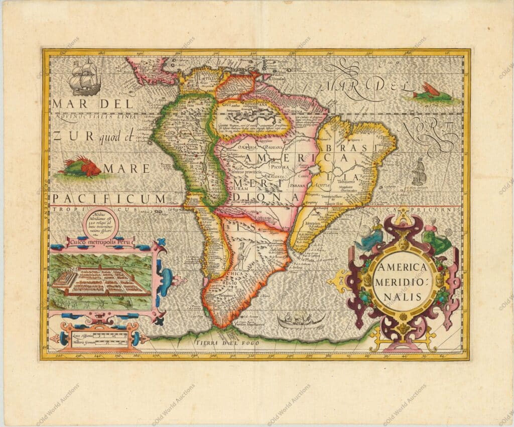 Mapa da America do Sul de 1615 Mapa da America do Sul de 1615 - Excelente mapa fólio do continente que foi adicionado por Jodocus Hondius para publicação em sua continuação do Mercator Atlas. O interior apresenta o grande Parime Lacus mítico abrangendo o equador e um sistema fluvial igualmente interessante. O enorme Rio de la Plata flui para o sul do conjectural Eupana Lacus no Brasil, enquanto a R. Grande flui para o norte do mesmo lago para se juntar ao rio Amazonas. O Estreito de Magalhães é mostrado, mas a Terra do Fogo faz parte do grande continente austral. O mapa é lindamente gravado com um padrão de ondas nos oceanos, cheio de navios, monstros marinhos e uma canoa nativa. O continente é flanqueado por duas cartelas elaboradas; título à direita e uma grande planta interna de Cuzco incorporada à cartela de escala de distância à esquerda. Um nativo americano é visto com um arco e flecha no interior. "America Meridionalis", Hondius, Jodocus