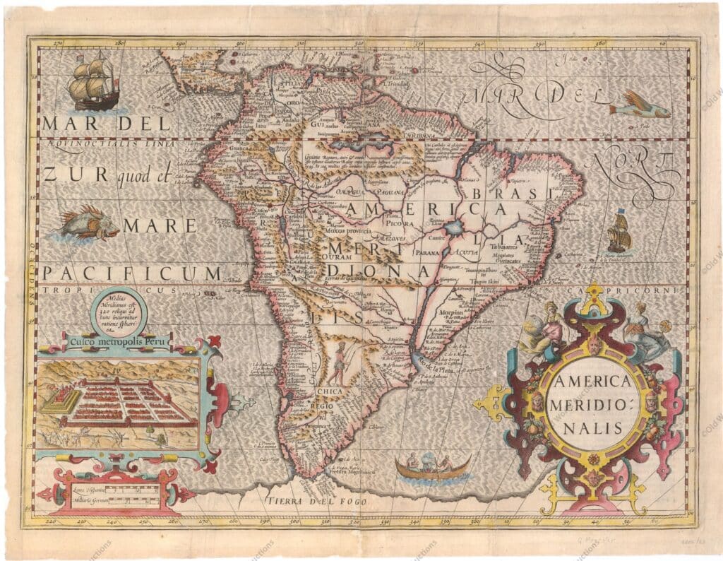 Mapa da America do Sul de 1619 Mapa da America do Sul de 1619 - Excelente mapa fólio do continente que foi adicionado por Jodocus Hondius para publicação em sua continuação do Mercator Atlas. O interior apresenta o grande Parime Lacus mítico abrangendo o equador e um sistema fluvial igualmente interessante. O enorme Rio de la Plata flui para o sul do conjectural Eupana Lacus no Brasil, enquanto a R. Grande flui para o norte do mesmo lago para se juntar ao rio Amazonas. O Estreito de Magalhães é mostrado, mas a Terra do Fogo faz parte do grande continente austral. O mapa é lindamente gravado com um padrão de ondas nos oceanos, cheio de navios, monstros marinhos e uma canoa nativa. O continente é flanqueado por duas cartelas elaboradas; título à direita e uma grande planta interna de Cuzco incorporada à cartela de escala de distância à esquerda. Um nativo americano é visto com um arco e flecha no interior. "America Meridionalis", Hondius, Jodocus