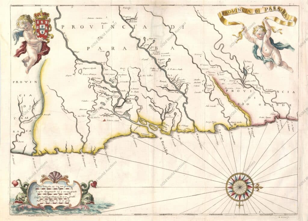 Mapa da Provincia da Paraíba de 1698 Mapa da Provincia da Paraíba de 1698 - Este impressionante mapa cobre a província da Paraíba e ilustra seus importantes rios e prósperas plantações de cana-de-açúcar. Foi um dos 23 mapas deste raro relato da guerra colonial holandesa-portuguesa. Escrita por João José de Santa Teresa, e conhecida entre os bibliófilos como a Santa Teresa, é considerada uma das mais suntuosas obras do século XVII no Brasil, em parte devido aos incríveis mapas. Santa Teresa, carmelita portuguesa, passou doze anos nas missões jesuítas da América do Sul e depois voltou para a Europa onde se tornou bibliotecário do colégio dos jesuítas em Roma. Sua conta foi fortemente subsidiada por Pedro II de Portugal, e alguns dos principais artistas e gravadores do período, incluindo Antonio Horacio Andreas, foram contratados para trabalhar no projeto. Foi publicado por Giacomo Giovanni Rossi. O mapa em si é lindamente desenhado e oferece uma excelente visão da região com baías, rios e córregos cuidadosamente delineados. Existem numerosos assentamentos e igrejas localizadas, bem como uma rede de estradas antigas. Uma grande rosa dos ventos orienta o mapa com o norte à direita. O mapa é elaboradamente adornado com putti sustentando a cartela do título em forma de fita e o brasão real, e monstros marinhos sustentando a cartela de escalas de distância em forma de concha. "Provincia di Paraiba", Horatius, Andreas Antonius