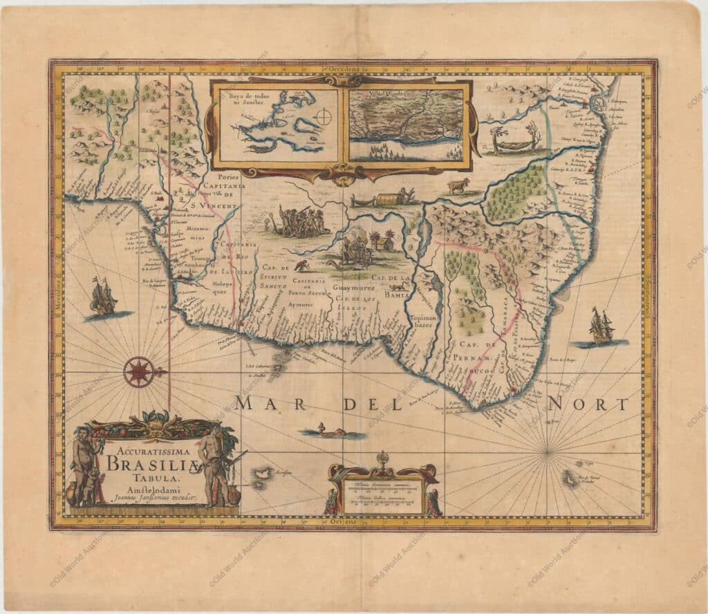 Mapa do Brasil de 1652 - Magnífica representação do Brasil com o norte orientado para a direita por uma bela rosa dos ventos. O mapa é inserido com duas regiões de interesse holandês na área; Baja de Todos los Sanctos e Pernambuco. O interior é desprovido de informações geográficas, exceto por rios e florestas em grande parte imaginários. Em vez disso, a região está repleta de cenas dramáticas dos povos indígenas, incluindo guerra e canibalismo, e alguns curiosos animais selvagens. As capitanias hereditárias estabelecidas pelos portugueses assinalam-se ao longo da costa. A cartela decorativa do título é ladeada por uma família nativa e os mares são adornados com veleiros, um monstro marinho e uma rosa dos ventos. Texto francês no verso, publicado entre 1652-58. "Accuratissima Brasiliae Tabula", Hondius/Jansson Mapa do Brasil de 1652 - Magnífica representação do Brasil com o norte orientado para a direita por uma bela rosa dos ventos. O mapa é inserido com duas regiões de interesse holandês na área; Baja de Todos los Sanctos e Pernambuco. O interior é desprovido de informações geográficas, exceto por rios e florestas em grande parte imaginários. Em vez disso, a região está repleta de cenas dramáticas dos povos indígenas, incluindo guerra e canibalismo, e alguns curiosos animais selvagens. As capitanias hereditárias estabelecidas pelos portugueses assinalam-se ao longo da costa. A cartela decorativa do título é ladeada por uma família nativa e os mares são adornados com veleiros, um monstro marinho e uma rosa dos ventos. Texto francês no verso, publicado entre 1652-58. "Accuratissima Brasiliae Tabula", Hondius/Jansson