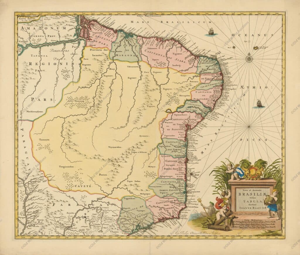 Mapa do Brasil de 1695 - O mapa inclui as capitanias ao longo da costa do Brasil Mapa do Brasil de 1695 - Este escasso e belo mapa é o terceiro mapa do Brasil de Johannes Blaeu. Projetado por Joannes de Broen e gravado por Abraham Wolfgang, foi concluído pouco antes do grande incêndio que destruiu a gráfica e, portanto, nunca foi incluído nos atlas de Blaeu. Em 1694, Pieter Schenk adquiriu várias placas de cobre de Blaeu, incluindo esta. O mapa inclui as capitanias ao longo da costa e é uma melhoria significativa em relação aos mapas anteriores do Brasil de Blaeu. A bela cartela é cercada por querubins e um deus do rio e a marca de Schenk aparece abaixo do título. "Nova et Accurata Brasiliae totius Tabula", Blaeu/Schenk