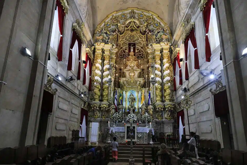 O altar-mor feito de madeira talhada e dourada da Basílica Santuário Nossa Senhora da Conceição da Praia O altar-mor feito de madeira talhada e dourada da Basílica Santuário Nossa Senhora da Conceição da Praia