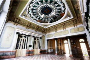 Palácio Rio Branco em Salvador - Vitral alegórico e adornos do teto e paredes integram o patrimônio arquitetônico do palácio.