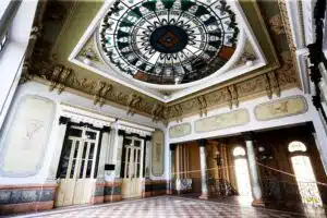 Palácio Rio Branco em Salvador - Vitral alegórico e adornos do teto e paredes integram o patrimônio arquitetônico do palácio.