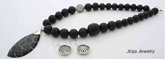 Jóia com coral preto