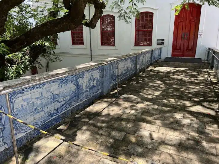 Azulejos policromados de ornamentação barroca - produção de Lisboa de 1770 - 1780 - Solar do Unhão, Salvador BA Azulejos policromados de ornamentação barroca - produção de Lisboa de 1770 - 1780 - Solar do Unhão, Salvador BA