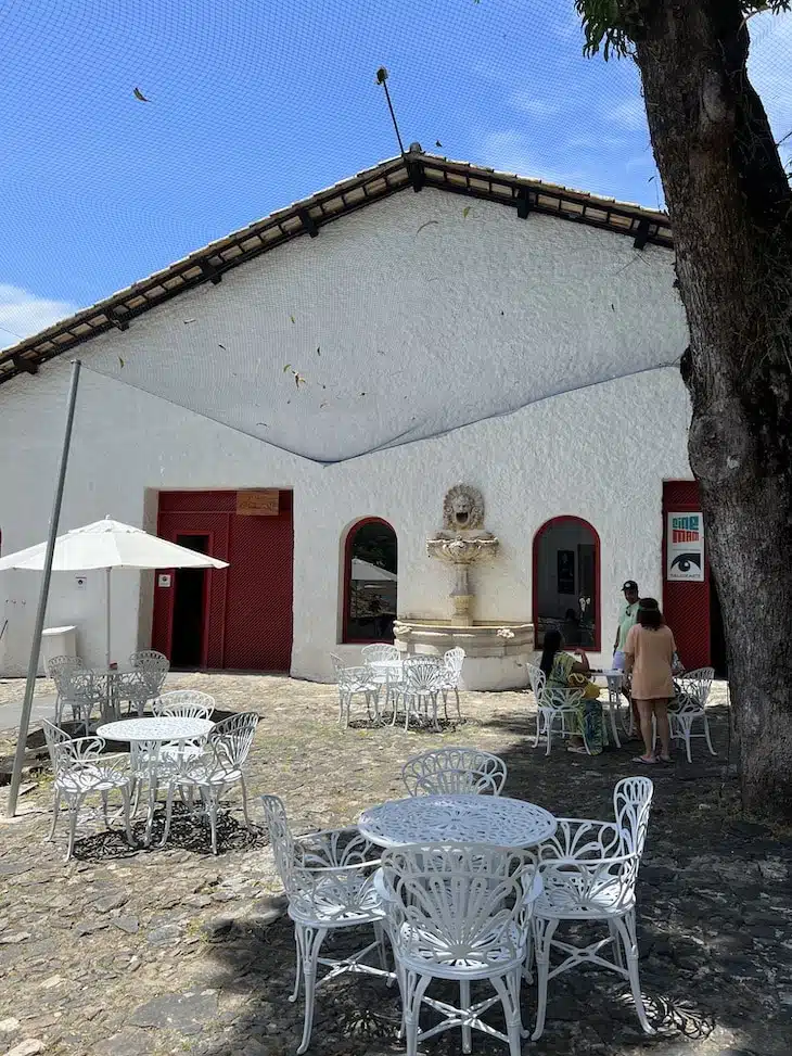 Chafariz é uma bela peça barroca em arenito escuro no Solar do Unhão