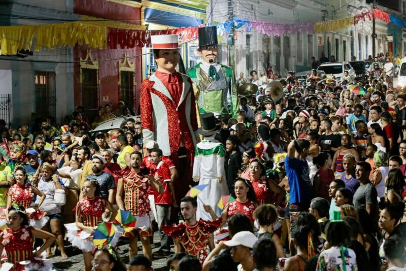 Abertura do carnaval de Olinda com os três principais bonecos gigantes, O Homem da Meia Noite, A Mulher do Dia e O Menino da Tarde. Abertura do carnaval de Olinda com os três principais bonecos gigantes, O Homem da Meia Noite, A Mulher do Dia e O Menino da Tarde.