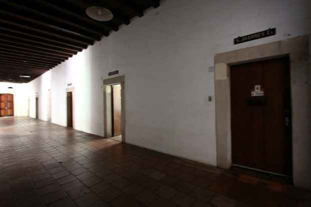 Corredor do claustro do Mosteiro de São Bento em Olinda PE Corredor do claustro do Mosteiro de São Bento em Olinda PE