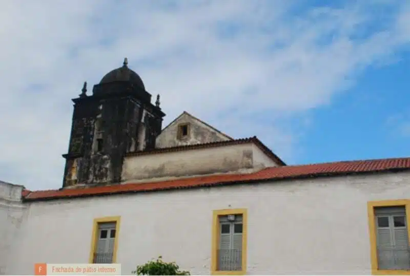 Fachada do pátio interno Fachada do pátio interno