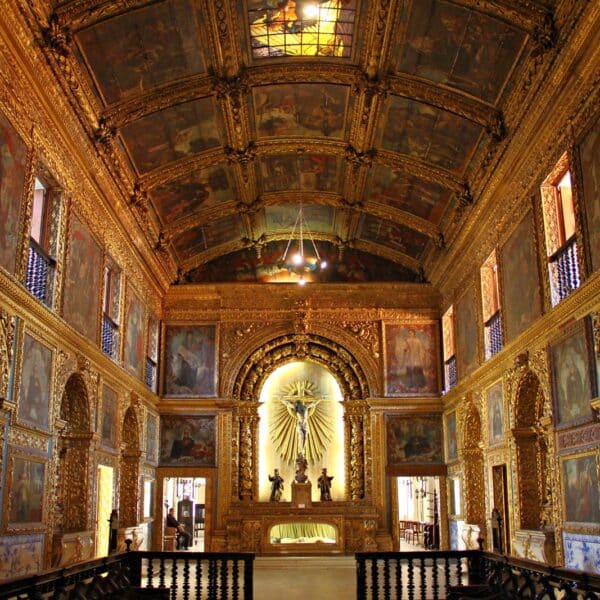 Interior da Capela Dourada em Recife