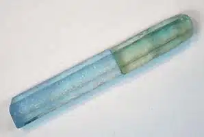 Comparação de peças Agua Marinha tratadas e não tratadas cortadas a partir da mesma pedra. Comparação de peças Agua Marinha tratadas e não tratadas cortadas a partir da mesma pedra. A metade aquecida agora tem aquela cor azul Agua Marinha a maioria das pessoas está acostumada a ver. A pedra foi aquecida a 400 ° C durante uma hora ou mais.