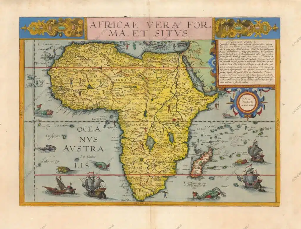 Mapa da Africa de 1593 Mapa da Africa de 1593 - Speculum Orbis Terrae"Africae Vera Forma, et Situs", Jode, Cornelis de Este mapa, extremamente raro, é uma interessante resultado da combinação de fontes cartográficas. Cornelis preparou este mapa para a segunda edição do Speculum após a morte do seu pai em 1591. Substituiu o mapa de África da primeira edição que tinha sido atribuído a Gastaldi. Este mapa mantém o contorno continental de Gastaldi, sendo o interior baseado principalmente no mapa-mundo de Mercator de 1569. Isto é mais evidente nos sistemas fluviais, incluindo o Sachaf lac como a nascente dos rios Zabere (Zembere), Cuama e R. d S. Spirito na África Austral. O mapa também incorpora informações de Ortelius, incluindo a colocação de Zanzibar na costa sudoeste. O mapa está magnificamente decorado com navios e monstros marinhos e representações dos povos nativos espalhados pelo mapa. Infelizmente, o atlas de Cornelis teve o mesmo destino que o atlas do seu pai, tendo sido vendidas muito poucas cópias. Após a morte de Cornelis, as placas de cobre foram vendidas a Jan Baptist Vrients, editor do atlas de Ortelius, que as adquiriu apenas para impedir a sua reedição. Por este motivo, o mapa é muito raro. Texto latino no verso.