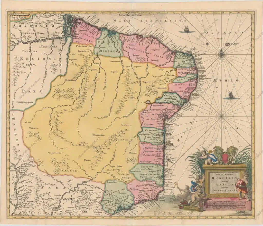 Mapa do Brasil de 1730 Mapa do Brasil de 1730 "Nova et Accurata Brasiliae Totius Tabula, Auctore Ioanne Blaeu I.F.", Blaeu/Schenk Este mapa escasso é o terceiro mapa do Brasil de Johannes Blaeu. Ele inclui as capitanias ao longo da costa e é uma melhoria significativa em relação aos mapas anteriores de Blaeu do Brasil. A bela cartela é cercada por querubins e um deus do rio. Esse mapa, desenhado por Joannes de Broen e gravado por Abraham Wolfgang, foi concluído pouco antes do grande incêndio que destruiu a gráfica e, portanto, foi incluído em apenas uma edição dos atlas de Blaeu. Em 1694, Pieter Schenk adquiriu várias placas de cobre de Blaeu, incluindo esta.