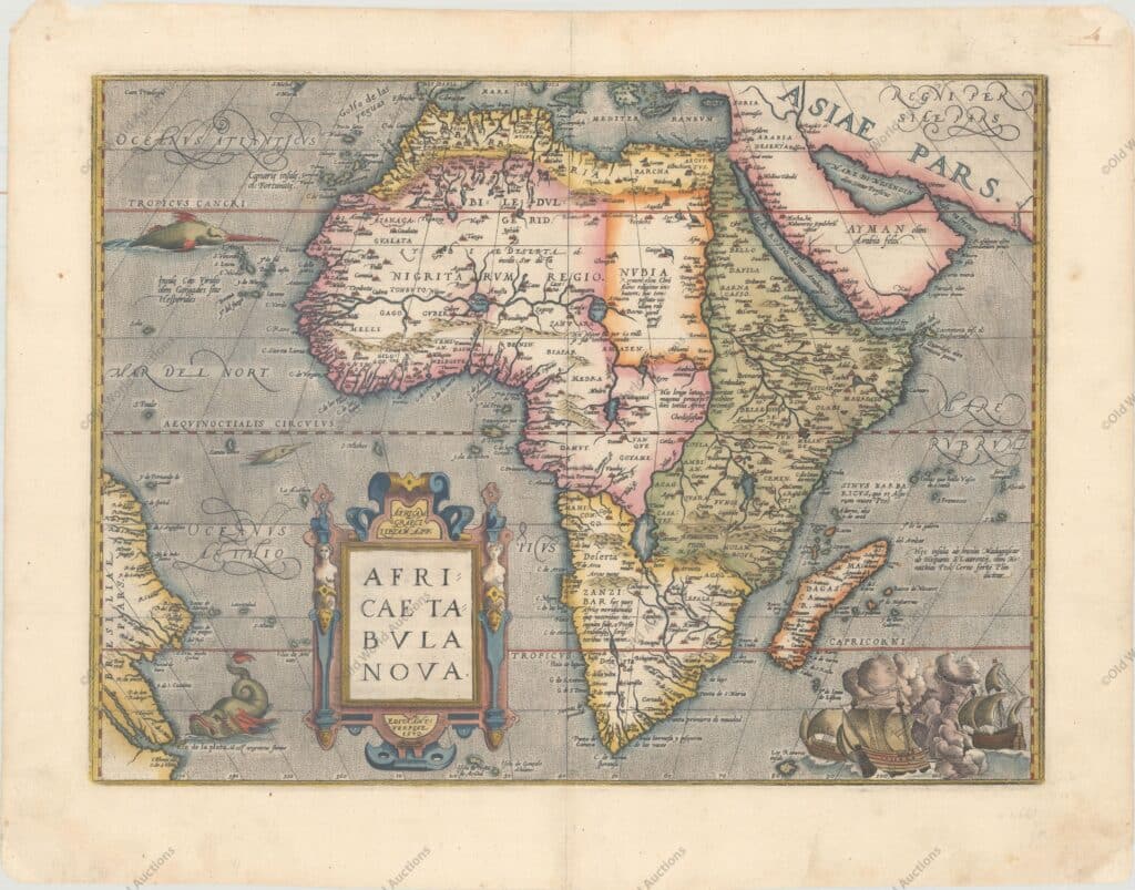 Mapa Histórico da Africa de 1570 Ortelius' Cornerstone Map of Africa "Africae Tabula Nova", Ortelius, Abraham Period: 1570 (dated) Publication: Theatrum Orbis Terrarum Este impressionante mapa é um dos mapas fundamentais de África e continuou a ser o mapa padrão de África até ao século XVII. Foi concebido por Ortelius a partir de elementos de mapas contemporâneos de Gastaldi, Mercator e Forlani e utilizou várias fontes recentes: Ramusio em Navigationi et Viaggi (1550), João de Barros em Decadas da Ásia (1552), e Leo Africanus em Historiale description de l'Afrique (1556). A maior parte da nomenclatura é retirada de Gastaldi. O Nilo baseia-se no conceito ptolemaico, com origem em dois grandes lagos a sul do equador. Curiosamente, Ortelius não representou as Montanhas da Lua (uma caraterística proeminente na maioria dos mapas anteriores) e os lagos gémeos não são nomeados. Ortelius introduziu duas alterações importantes na forma do continente neste mapa; o Cabo da Boa Esperança é mais pontiagudo e a extensão do continente para leste foi significativamente reduzida. O mapa está decorado com uma cartela de título em cinta, uma grande batalha marítima (copiada do mapa mural das Américas de Diego Gutierez) e monstros marinhos. A presença do monstro fantasma é pouco visível no mar ao largo da península Arábica. Este belo mapa foi gravado por Frans Hogenberg, que gravou muitos dos mapas para o Theatrum. Este é o segundo estado do mapa com texto latino no verso, publicado em 1579.