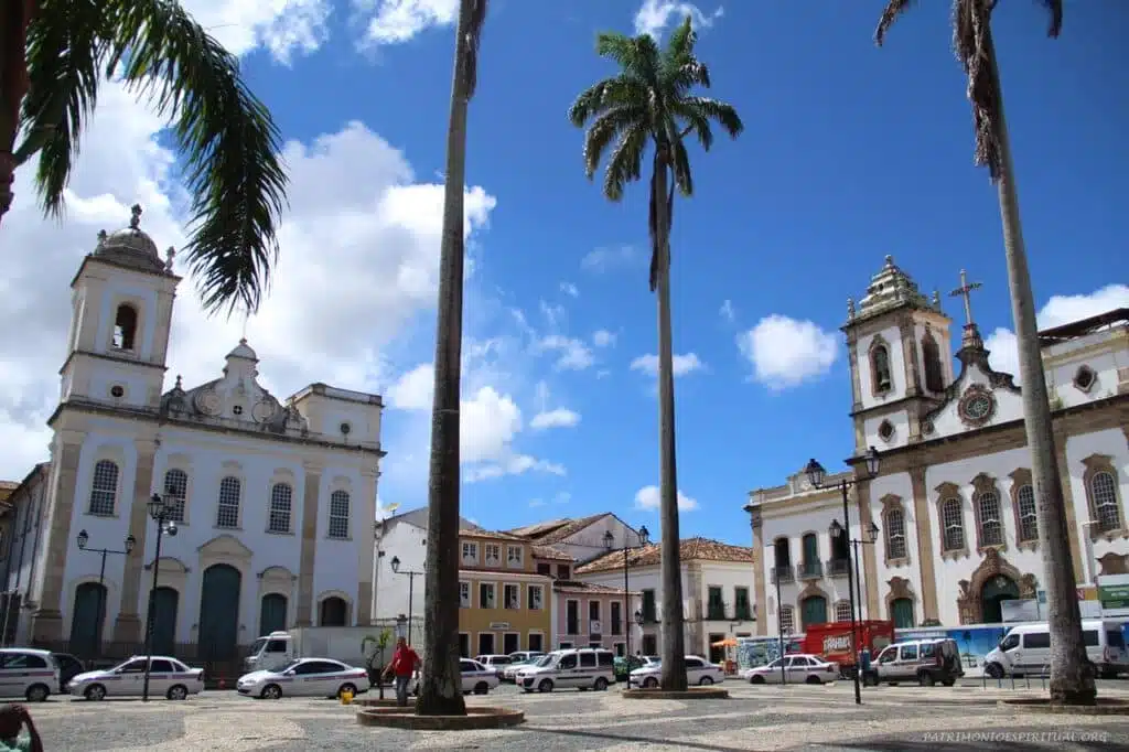 Igreja de São Pedro dos Clérigos (esquerda) e a igreja de São Domingos de Gusmão (direita), ambas no Terreiro de Jesus - Salvador BA Igreja de São Pedro dos Clérigos (esquerda) e a igreja de São Domingos de Gusmão (direita), ambas no Terreiro de Jesus - Salvador BA