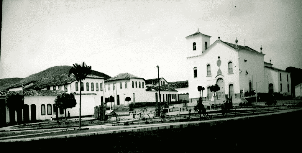 Fotografia da Praça Senador Tanajura : Igreja Matriz do Santíssimo Sacramento : Rio de Contas, BA Fotografia da Praça Senador Tanajura : Igreja Matriz do Santíssimo Sacramento : Rio de Contas, BA