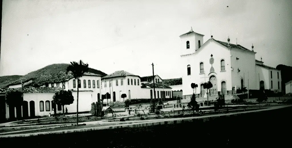 Fotografia da Praça Senador Tanajura : Igreja Matriz do Santíssimo Sacramento : Rio de Contas, BA Fotografia da Praça Senador Tanajura : Igreja Matriz do Santíssimo Sacramento : Rio de Contas, BA
