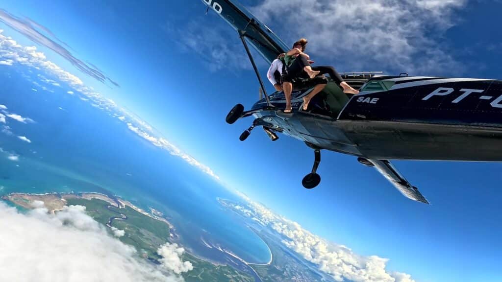 Paraquedismo na Praia do Forte na Bahia Paraquedismo na Praia do Forte na Bahia