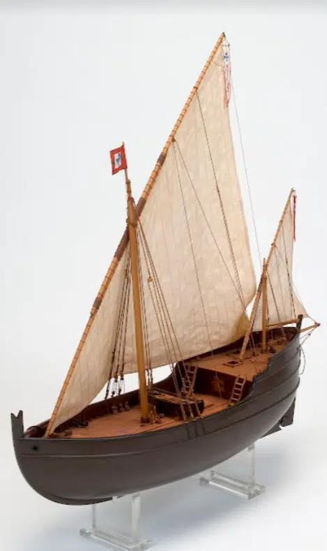 "Caravelão" - Navios dos Descobrimentos Portugueses dos Séculos XV e XVI. "Caravelão" - A caracterização deste tipo de navio não é muito fácil face à escassez de elementos sobre o mesmo. As fontes existentes indiciam que se tratava de uma embarcação de apoio, com armação latina, bastante semelhante à caravela latina. Os textos apontam também para que o caravelão teria geralmente dimensões inferiores às da caravela. "Caravelão" - Navios dos Descobrimentos Portugueses dos Séculos XV e XVI.