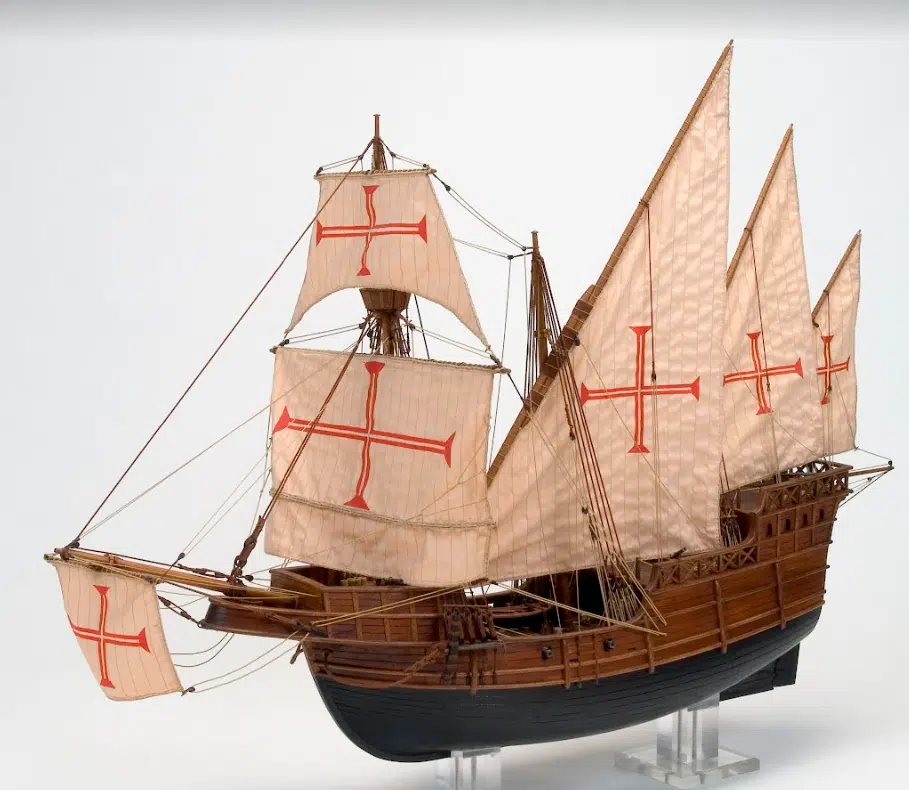 Caravela redonda do século XVI - Navios dos Descobrimentos Portugueses dos Séculos XV e XVI. Caravela redonda do século XVI - As caravelas redondas, ou "caravelas da armada", eram navios que acompanhavam geralmente as armadas. Tinham três ou quatro mastros, armando pano redondo no traquete e pano latino nos restantes. O pano redondo permitia-lhes ter um desempenho semelhante aos restantes navios da armada, quando navegavam em rota corrida, aproveitando os ventos predominantes, enquanto o pano latino permitia manter as características das caravelas latinas, com possibilidade de navegar à bolina e, portanto, com maior capacidade de manobra. Navios dos Descobrimentos Portugueses dos Séculos XV e XVI.