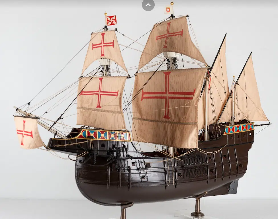 Galeão - Navios dos Descobrimentos Portugueses dos Séculos XV e XVI. Galeão - O galeão é um navio de vela especialmente concebido para a guerra, que surge no início do século XVI. Destinava-se à proteção das naus de viagem, assim como ações militares de manuntenção ou imposição de soberania portuguesa, tanto no Atlântico como no Índico. Navios dos Descobrimentos Portugueses dos Séculos XV e XVI.