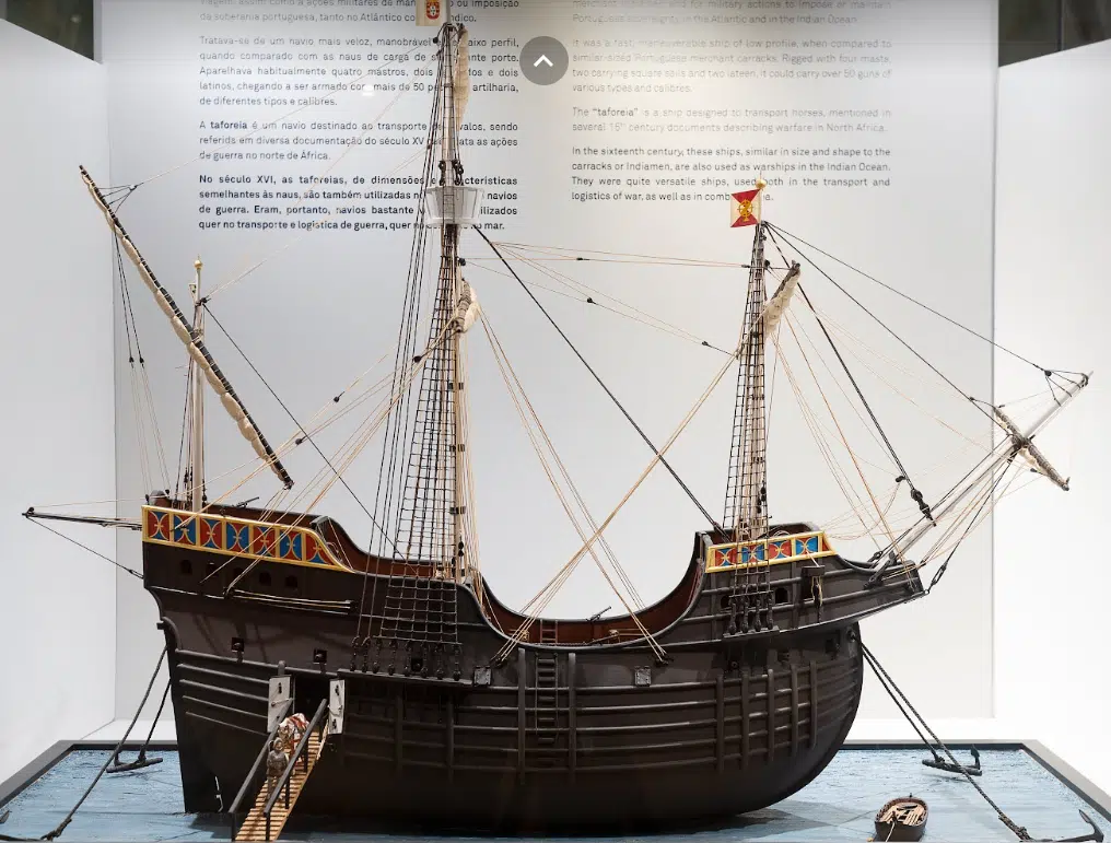 Nau Taforeia - Navios dos Descobrimentos Portugueses dos Séculos XV e XVI. Nau Taforeia - A "Taforeia" é um navio destinado ao transporte de cavalos, sendo referida em diversa documentação d século XV que relata as ações de guerra no norte de África. No século XVI, as taforeias, de dimensões e características semelhantes às naus, são também utilizadas no Índico como navios de guerra. Navios dos Descobrimentos Portugueses dos Séculos XV e XVI.