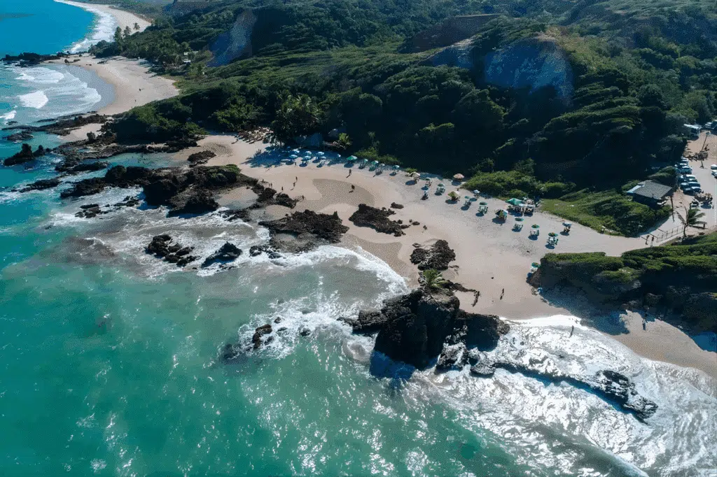 Praia de Tambaba, na Paraíba Praia de Tambaba, na Paraíba, tem duas áreas divididas por uma formação rochosa com vegetação: uma destinada ao naturismo e outra onde é obrigatório usar roupa.