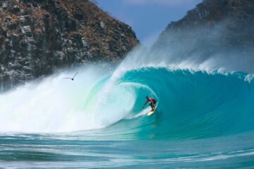 Surf na Praia da Cacimba do Padre em Fernando de Noronha